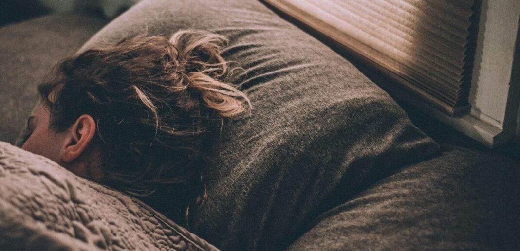 Cosa fare per dormire meglio? La melatonina per dormire: benefici e controindicazioni