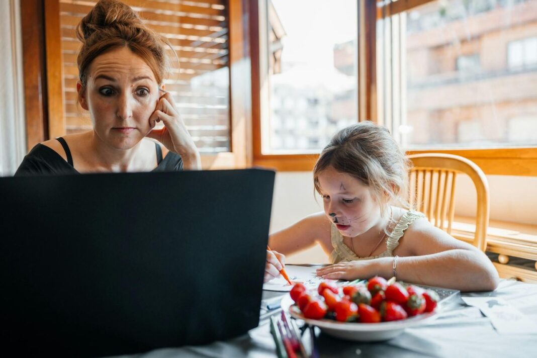 Vale la pena riprovare? Mamme online: supporto o giudizio? La verità dietro i gruppi social