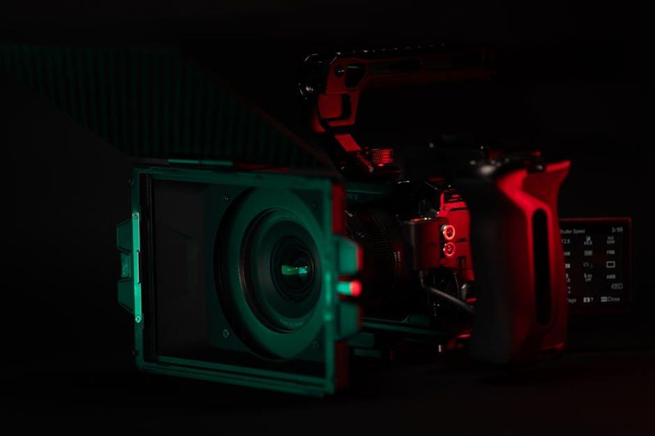 Source: Jakub Zerdzicki - pexels - camera rig film equipment editorial use