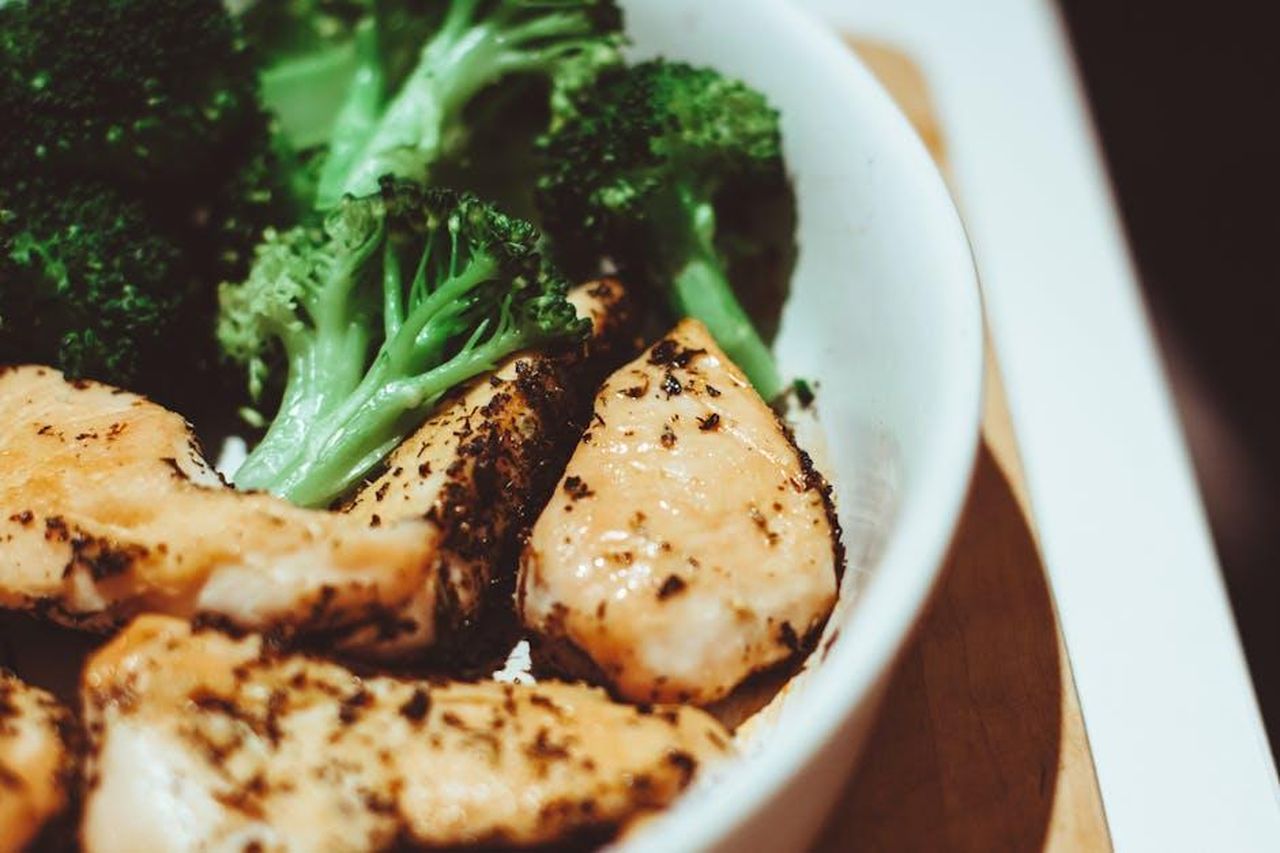 Source: Pixabay - pexels - Close-up of a healthy homemade chicken and broccoli dish, perfect for a nutritious meal.