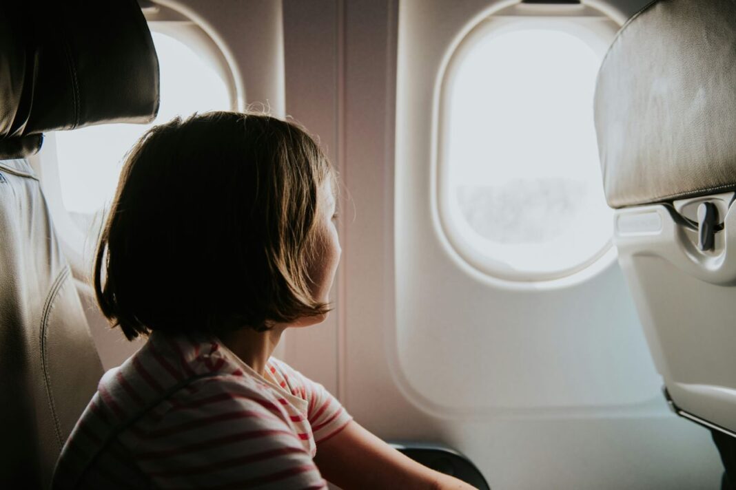 Il diritto dei bambini a portare bagagli Bambini in aereo: la nuova polemica sui bagagli