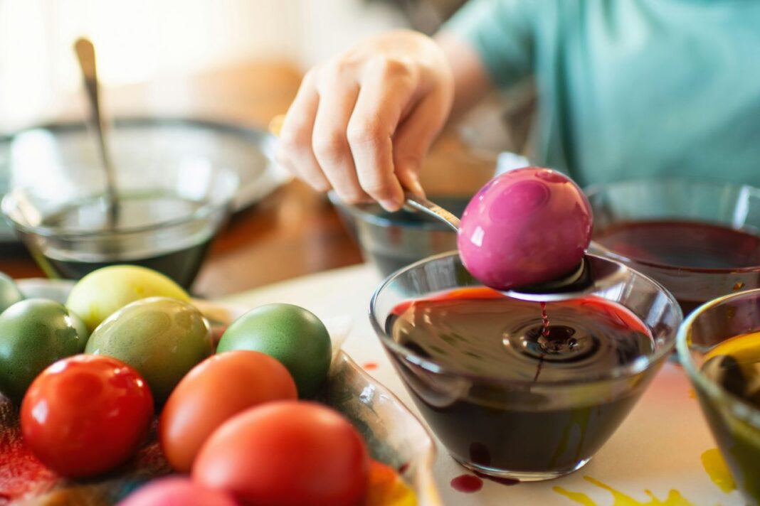 Metodi economici per tingere le uova Come risparmiare nella tintura delle uova di Pasqua
