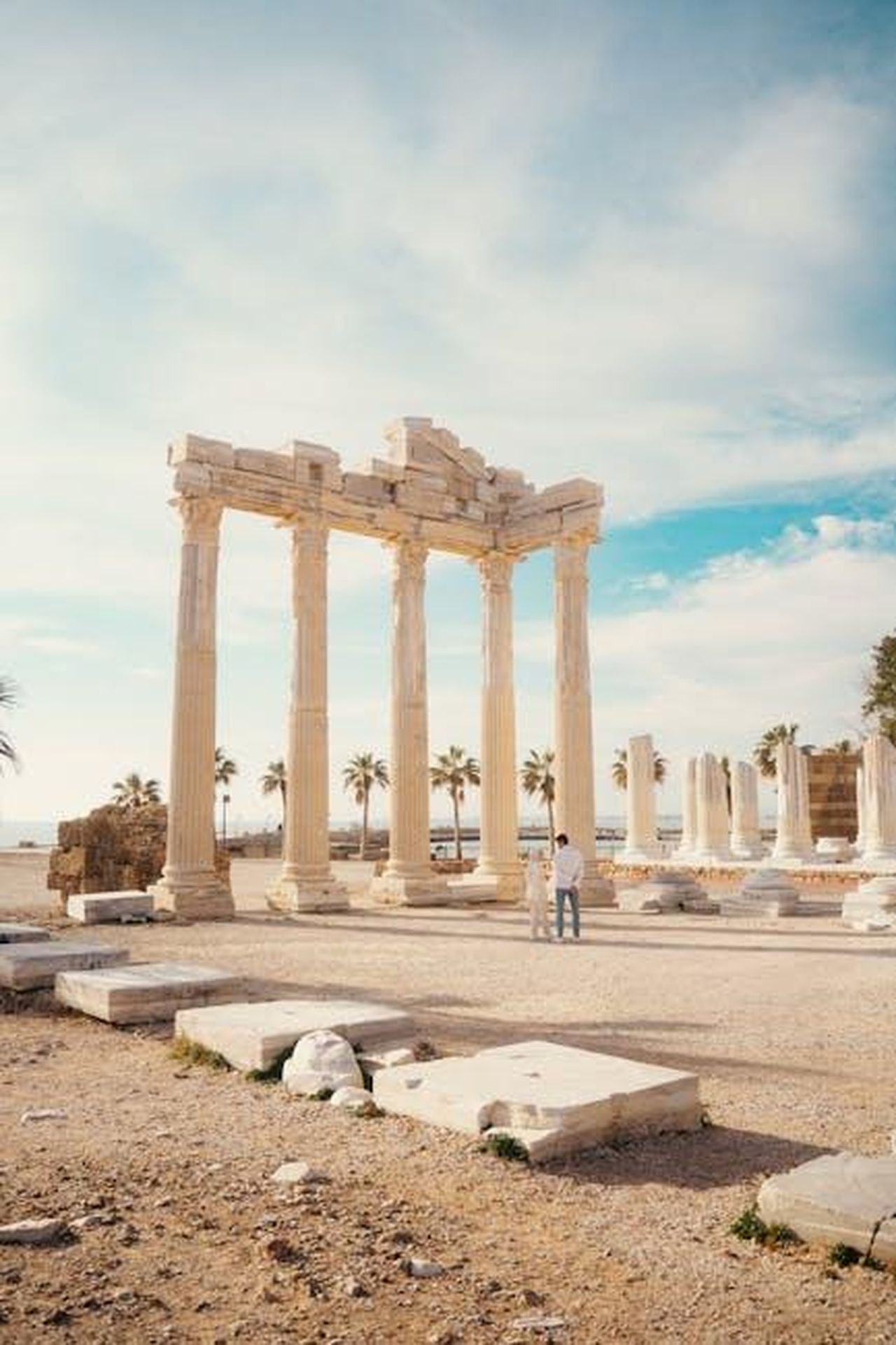Source: Mihman Duğanlı - pexels - Explore the majestic ancient temple ruins in Side, Antalya under a bright sky.