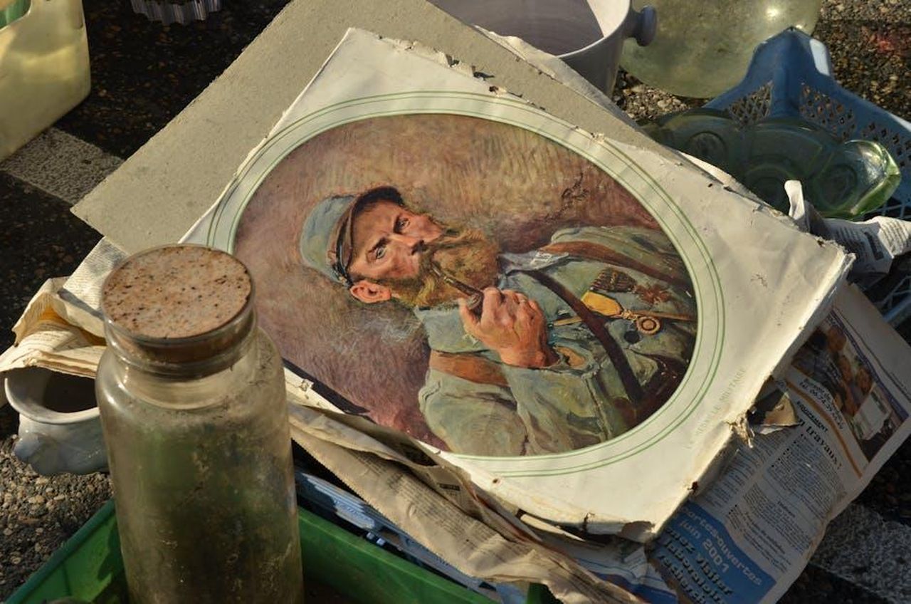 Source: Pixabay - pexels - An artistic antique painting found at an outdoor market, featuring a man with a pipe.