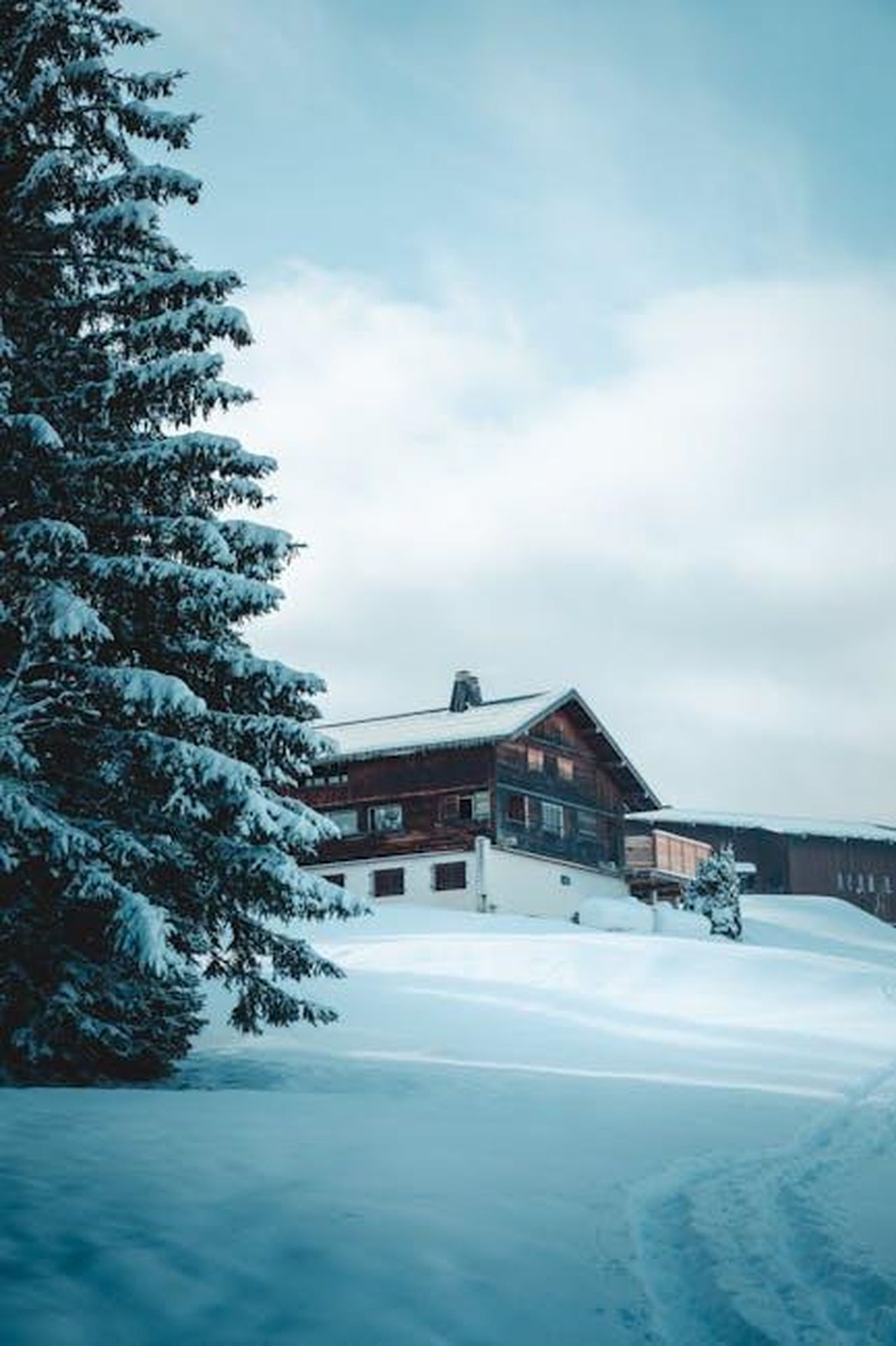Source: Ryan Klaus - pexels - Serene winter scene of a snowy chalet nestled in a forest, Megève, Auvergne-Rhône-Alpes.