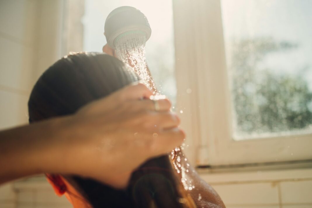 Risciacquo freddo: adatto a tutti i tipi di capelli? Risciacquo con acqua fredda: i benefici per i capelli