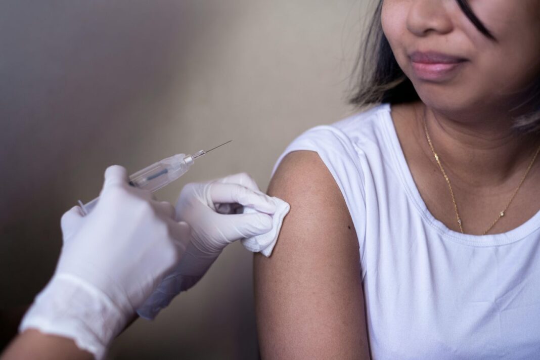 Sia donne che uomini dovrebbero ricevere il vaccino HPV? Vaccino HPV: Posso riceverlo da adulto?