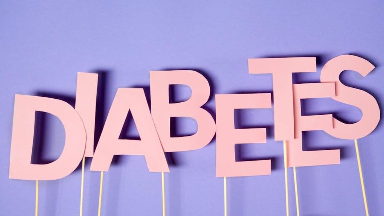 Source: Artem Podrez - pexels - Creative conceptual image of diabetes awareness with pink letters on purple background.
